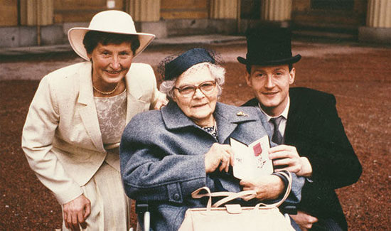 Стив Дэвис со своими бабушкой и мамой после получения MBE в 1988 году
